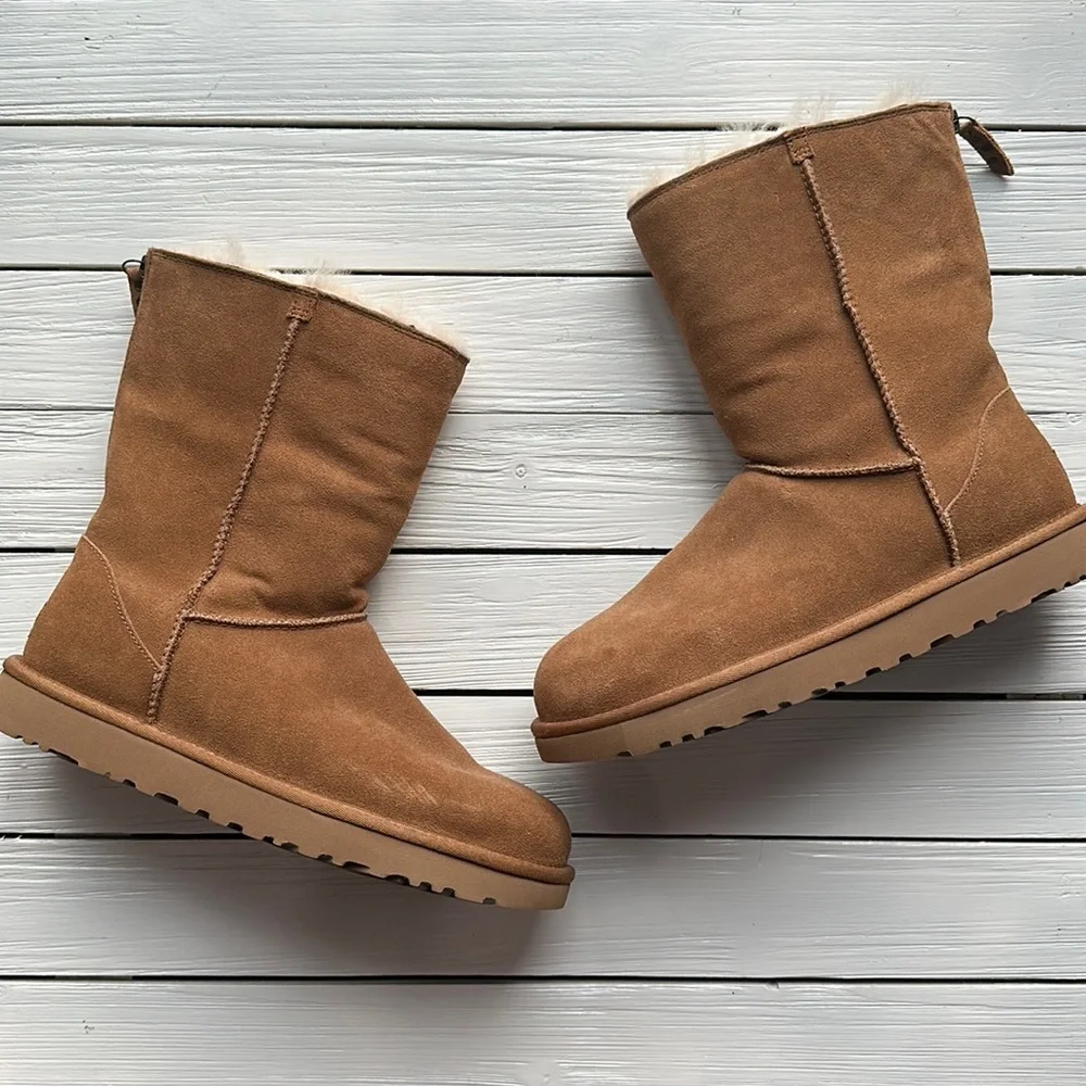 NWOB UGG Classic Short Zip size 10